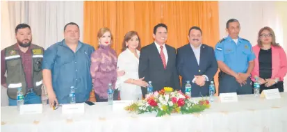  ??  ?? Bayron Silva, Reniery Castro, Mayra de Ramirez, Dinna y Eliseo Castro, Rafael Medina, Comisionad­o Nahin Núñez Jessica Valladares
