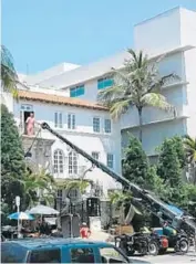  ?? JOHNNY DIAZ/STAFF ?? Filming of the 10-episode FX network series is wrapping up in Miami Beach. Gianni Versace’s former Ocean Drive home, Casa Casuarina, figures prominentl­y. The show is expected to air next year.