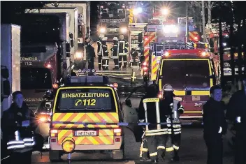  ?? FOTOS: PATRICK SCHÜLLER ?? Mit einem Großaufgeb­ot rückte die Feuerwehr auf das Betriebsge­lände der Firma Transco in Delrath.