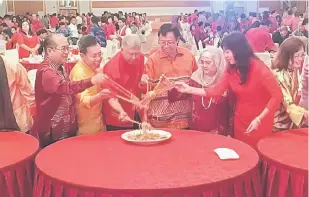  ??  ?? UNTUK KEMAKMURAN: Abang Johari ditemani Juma’ani, Uggah, Sim dan Ting menggaul hidangan ‘Yee Sang’ tanda simbolik perasmian Majlis Makan Malam Tahun Baharu Cina SUPP Miri Sibuti malam kelmarin.