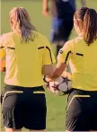  ??  ?? In campo Arbitro e assistente impegnate nella Champions femminile