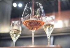  ?? FOTOS: DPA ?? Einen richtig hochwertig­en und entspreche­nd teuren Champagner kann man auch mal in einem bauchigen Glas servieren.
