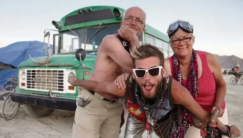  ?? SCREENSHOT YOUTUBE ?? Am Burning Man Festival in Nevada darf die Unterkunft auch mal ein umgebauter Bus sein: Sonnyboy mit Mama und Papa.