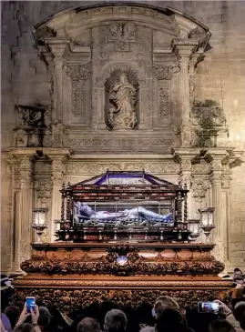  ?? ?? La imagen del Santo Sepulcro, del siglo XVII, ante la fachada de la Concatedra­l de Santa María de la Redonda. Abajo, un detalle del manto de la Virgen de la Soledad, de terciopelo negro y bordado en oro.