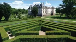  ??  ?? Dans un site superbe, entouré de jardins à la française remarquabl­es, le château de Cormatin a été merveilleu­sement restauré.