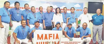  ??  ?? RAI KEJAYAAN: Pasukan Mafia Hukum meraikan detik kejayaan menjuarai Kejohanan Golf Antara Pasukan Kelab Golf Sarawak (KGS) 2018 di Kuching Sabtu lalu.