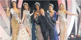  ?? EFE ?? El llamado ‘zar de la belleza’, Osmel Sousa, aparece entre las reinas, durante la coronación de Sthefany Gutiérrez como Miss Venezuela 2017.