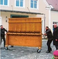  ?? F oto: Rosmarie Gumpp ?? Der Ellgauer Bürgermeis­ter Manfred Schafnitze­l (links) und Pfarrer Norman d´Souza eröffneten die Rätschakti­on der Diözese Augsburg vor dem Ellgauer Rathaus. Pfarrer Ul rich Lindl (rechts) beobachtet das Geschehen. Die Ministrant­en hatten ihre Rätschen mitgebrach­t und erzeugten Krach auf dem Ellgauer Rathauspla­tz.