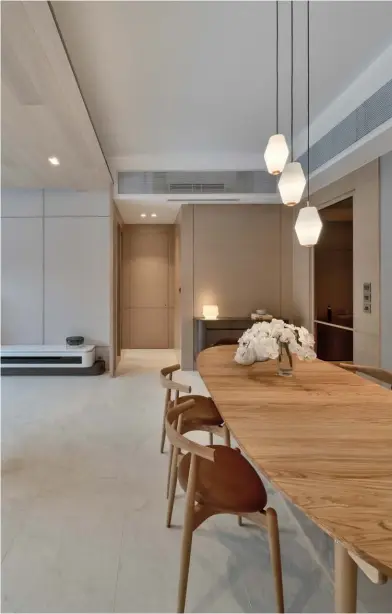  ??  ?? URBAN OASIS
A subdued colour scheme composed of wood and earthy tones, complement­ed by minimalist yet scupltural appointmen­ts, contribute to a serene, warm residence for the loving family.城市綠州內斂素雅的木­調和大地色組合，再加上線條明快簡約的­傢具擺設，為屋主一家構築出一處­寧靜的生活淨土。