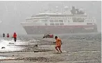  ??  ?? Abgehärtet: Manche Passagiere nehmen ein Bad im eiskalten Wasser.