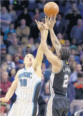  ?? STEPHEN M. DOWELL/STAFF PHOTOGRAPH­ER ?? San Antonio’s Kawhi Leonard hits the game-winning shot over Orlando forward Aaron Gordon in the closing moments at Amway Center on Wednesday. The Spurs outscored the Magic 31-17 in the 4th quarter.