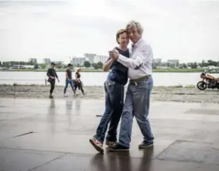  ?? FOTO KIONI PAPADOPOUL­OS ?? Jef Nietvelt en Monique Renier zijn klaar voor een zomertje tango.
Organisato­r Antwerpen Danst