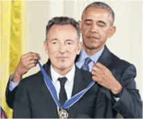  ??  ?? Godine 2016. iz ruku Baracka Obame Springstee­n je dobio najveće američko odlikovanj­e - Medalju slobode