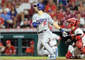  ?? AARON DOSTER / AP ?? Los Angeles Dodgers’ Trea Turner watches his sacrifice fly during the eighth inning of the team’s baseball game against the Cincinnati Reds in Cincinnati on Wednesday.