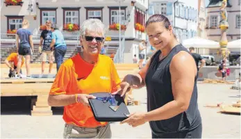  ?? FOTO: GABER ?? Nur gucken, (noch) nicht anfassen: Christina Schwanitz und Ewald Walker, Assistent Kommunikat­ion der Leichtathl­etik-EM in Berlin, präsentier­en in Biberach schon einmal ein Exemplar der EM-Goldmedail­le.