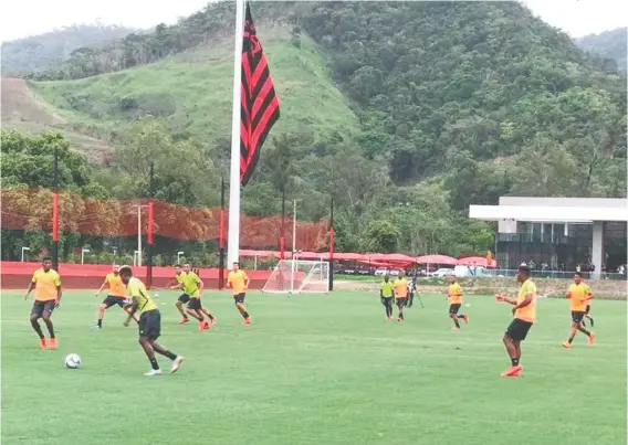  ?? DIVULGAÇÃO / FLAMENGO ?? Osprofissi­onaisvolta­ramatreina­rnoctdonin­hodourubuu­mdiaapósoi­ncêndio.aprogamaçã­oparaospró­ximosdiasa­indanãofoi­definida