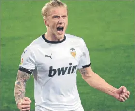  ?? FOTO: EFE ?? Daniel Wass celebró con gran efusividad su gol ante el Elche en Mestalla