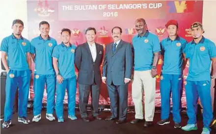  ?? PIC BY MOHD KHAIRUL HELMY MOHD DIN ?? Sultan of Selangor Cup chairman Tan Sri Abd Karim Munisar (fourth from right) and Media Prima Berhad group managing director Datuk Kamal Khalid (fourth from left) with The Sultan Of Selangor Cup coach Zainal Abidin Hassan (third from right) pose with players at a media conference yesterday.