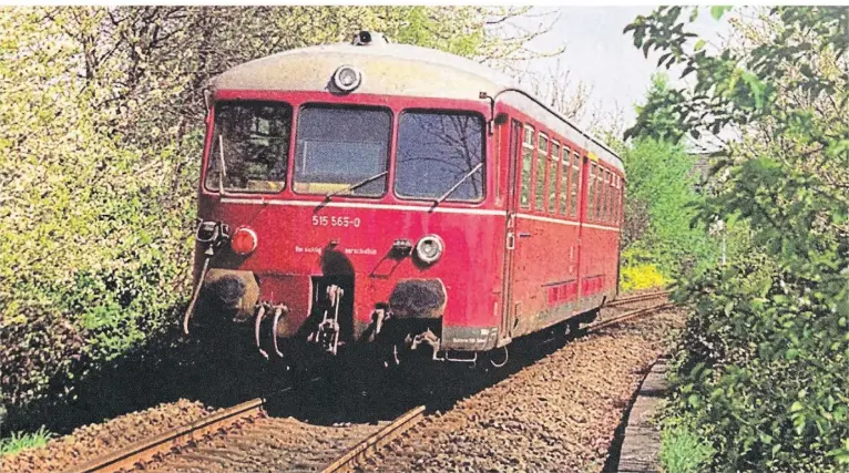  ?? ?? Der Akkutriebw­agen 515 565 ist 1989 von Opladen unterwegs nach Hilden – das Titelbild des neuen Buches, das fototechni­sch viele Schätze zu bieten hat.