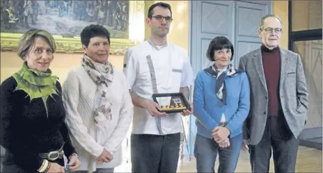  ??  ?? En avant première, M. Jean-michel Henryot et les conseiller­s ont découvert les fèves du Fournil et dégusté la succulente galette.