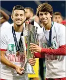  ??  ?? Pizzi e Félix com o troféu