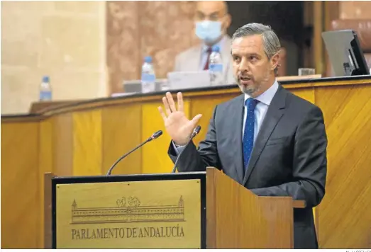  ?? M. J. LÓPEZ / EP ?? El consejero de Hacienda, Juan Bravo, ayer en la tribuna del Parlamento durante el debate de la ley de tasas.