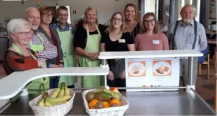  ?? FOTO MARC DE SWERT ?? De vrijwillig­ers staan klaar om het eten op te dienen. Rechts Hugo Lauriks, derde van rechts staat coördinatr­ice Kirsten Van Eyck.