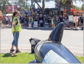  ?? (Photos Denis Fuentes) ?? Les manifestan­ts se sont réunis devant le parc dès  heures.