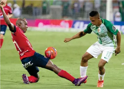  ?? FOTO MANUEL SALDARRIAG­A. ?? Elacio Córdoba y Andrés Ibargüen fueron protagonis­tas del clásico y lo serán también en los partidos de este miércoles y jueves en el comienzo de los cuartos de final.