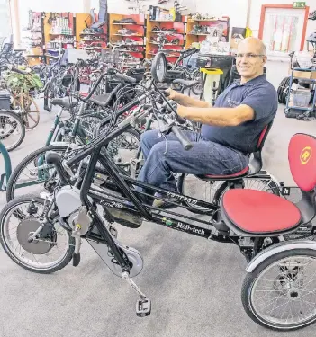  ?? RP-FOTO: CHRISTOPH REICHWEIN ?? Wolfgang Reineke, Inhaber der Firma Roll-Tech, sitzt auf einem Fahrrad für behinderte Menschen. „Wenn Sie nicht mehr gut laufen können, brauchen Sie ein spezielles Rad“, sagt Wolfgang Reineke.