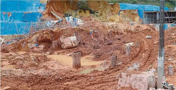  ?? PIC BY DANIAL SAAD ?? The scene of a landslide that killed 11 people at a constructi­on site in Tanjung Bungah on Oct 21.