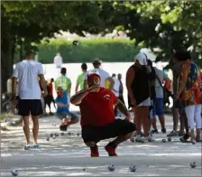  ?? (Photo Laurent Martinat) ?? Les joueurs du dimanche ont essayé d’exister mais les grosses pointures ont éteint leurs espoirs.