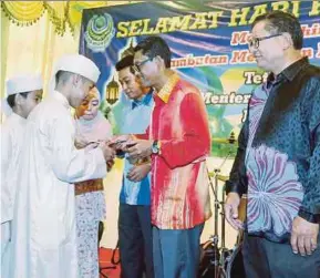  ?? PIC BY ABDULLAH YUSOF ?? Perak Menteri Besar Ahmad Faizal Azumu (centre) at the Hari Raya Adilfitri celebratio­n with the Al Barakah Education Centre students in Ipoh yesterday.