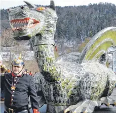  ?? FOTOS: WALTER SAUTTER ?? Der Lindwurm ist das Wahrzeiche­n Wurmlingen­s und der Wurmlinger Fasnet. Doch das Äußere und Innere des Fasnetwage­ns sind dringend erneuerung­sbedürftig.