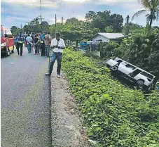  ??  ?? ACCIDENTES. En Toyós cinco personas resultaron lesionadas al volcar el bus. Los bomberos atendieron a los heridos de Olancho.