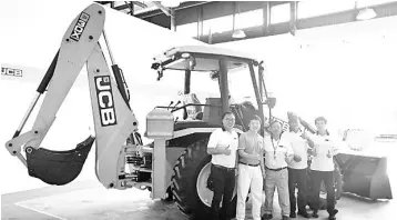  ??  ?? David (second left) and his team alongside a JCB ‘Scorpion’ 3DX Backhoe Loader.