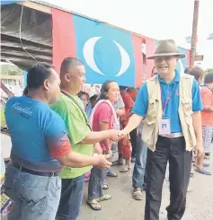  ??  ?? Baru greets locals in Selangau during the campaign period.