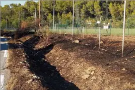  ?? (Photo DR) ?? On a frôlé la catastroph­e dimanche après-midi à Rocbaron. Le talus qui borde le stade et une partie de la pelouse ont brûlé avant le coup d’envoi.