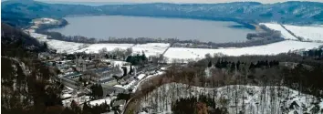  ?? Foto: Thomas Frey, dpa ?? Unter dem Laacher See in Rheinland-Pfalz schlummert ein Vulkan, der noch sehr aktiv ist, wie Forscher erstmals belegt haben. Im Vordergrun­d ist die Benediktin­erabtei Maria Laach zu sehen.