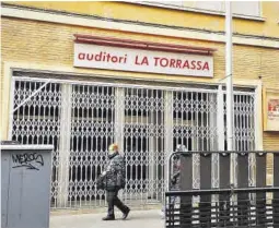  ?? Àlex Rebollo ?? Una mujer pasa por delante del Auditori de la Torrassa.