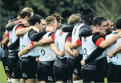  ?? WARREN LITTLE / GETTY ?? Los jugadores ingleses escuchan entrelazad­os una arenga durante uno de sus últimos entrenamie­ntos