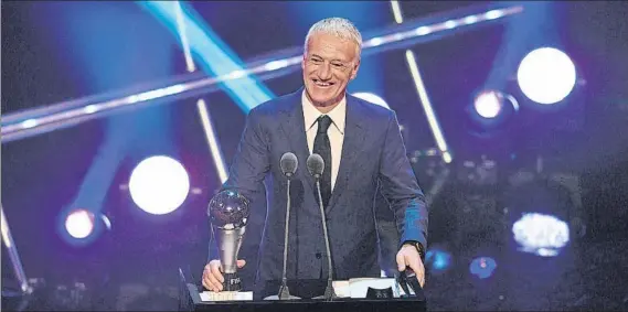  ?? FOTO: EFE ?? Deschamps, feliz El selecciona­dor francés agradeció a su país, familia y equipo por ayudarles a llegar a llevarse el premio