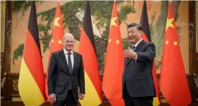  ?? AFP ?? El presidente chino, Xi Jinping (derecha), recibió al canciller alemán, Olaf Scholz, en el Gran Salón del Pueblo, en Beijing.