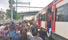  ??  ?? Los usuarios, auxiliados por policías y bomberos municipale­s, además de militares, fueron cambiados a otro tren para que reanudaran su viaje.