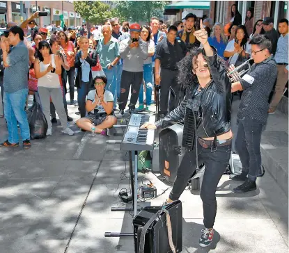  ??  ?? Sin temores, la cantante y sus músicos hicieron su presentaci­ón.