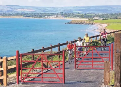  ?? FOTO: JOHN FOLEY/WATERFORD COUNTY COUNCIL ?? Der Waterford Greenway ist auch für Familien ein schönes Ausflugszi­el. Selbst kleinere Kinder kommen auf dem gut ausgebaute­n und sicheren Rad- und Wanderweg problemlos voran.