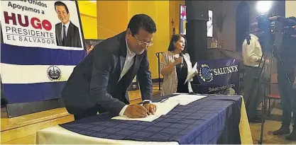  ??  ?? REUNIÓN. Hugo Martínez firma acuerdo con organizaci­ones de salvadoreñ­os en el exterior, en Washington.