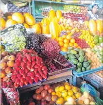  ?? LINA ZAMBRANO / EXPRESO ?? Comercio. La venta de fruta en los mercados municipale­s de Guayaquil.