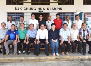  ??  ?? Chong (seated centre) with Ngu (fourth right), Pui (fourth left) and others in a group photo.