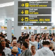  ??  ?? Schlechte Nachrichte­n für Spanien Besucher: Das Sicherheit­spersonal am Flughafen von Barcelona will unbefriste­t in den Streik treten.